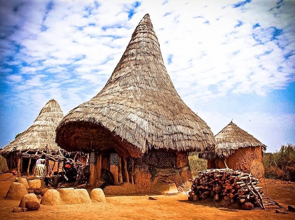 alt="Excursion Korhogo culture Sénoufo – case sacré"